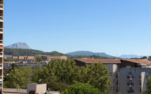 Aix centre T3 lumineux et traversant avec extérieur